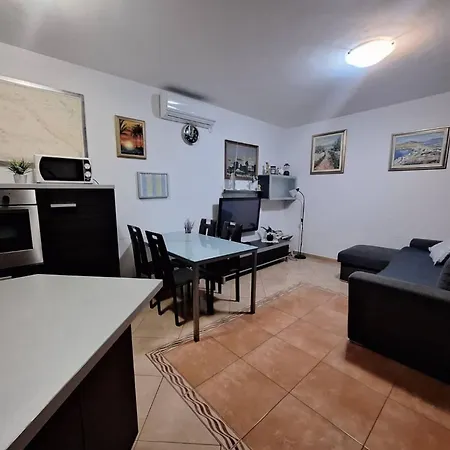 Дом отдыха Peaceful Island Haven With Pool, Bbq & Games Area - Four Bedroom
