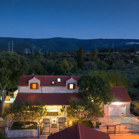 Peaceful Island Haven With Pool, Bbq & Games Area - Four Bedroom * Skrip