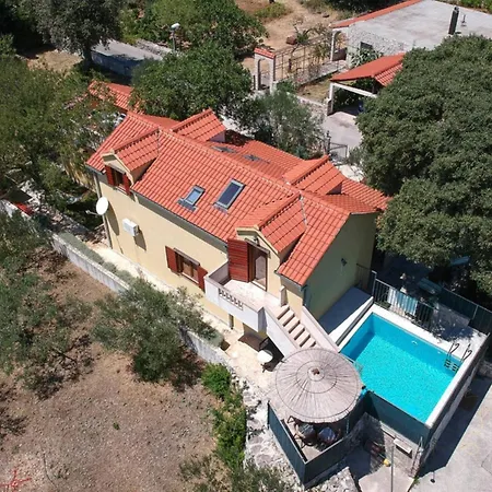 Peaceful Island Haven With Pool, Bbq & Games Area - Four Bedroom Дом отдыха Skrip