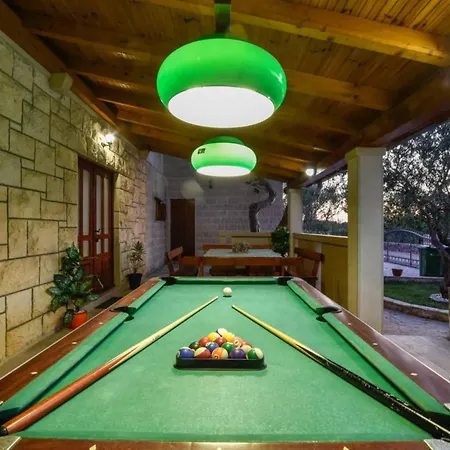 Peaceful Island Haven With Pool, Bbq & Games Area - Four Bedroom Skrip