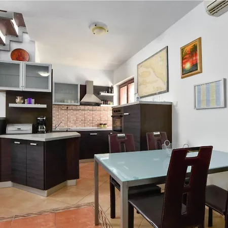 Peaceful Island Haven With Pool, Bbq & Games Area - Four Bedroom Vikendica *