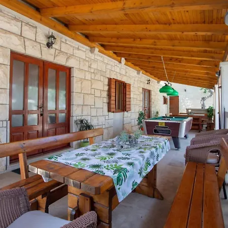 Peaceful Island Haven With Pool, Bbq & Games Area - Four Bedroom Skrip