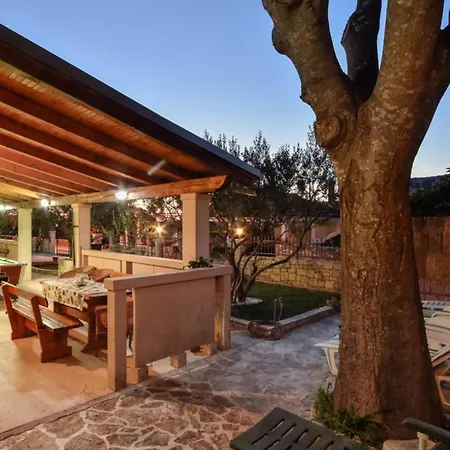 Vikendica Peaceful Island Haven With Pool, Bbq & Games Area - Four Bedroom *